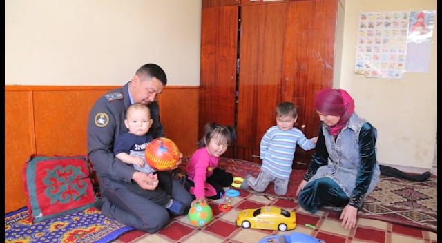 Этникалык кыргыз, милициянын ага лейтенанты үй-бүлөсүн Тажикстандан Кыргызстанга көчүрүп келди