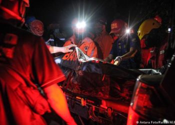 Индонезияда окуучуларды ташыган автобус жардан кулап, кеминде 27 адам каза тапты