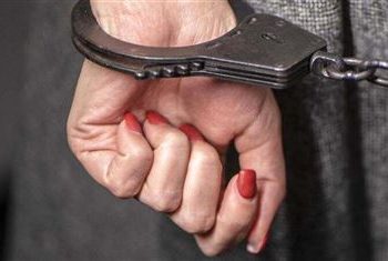 Кыргызстандан Өзбекстанга алтын куймаларды ташып бара жаткан 2 аял кармалды