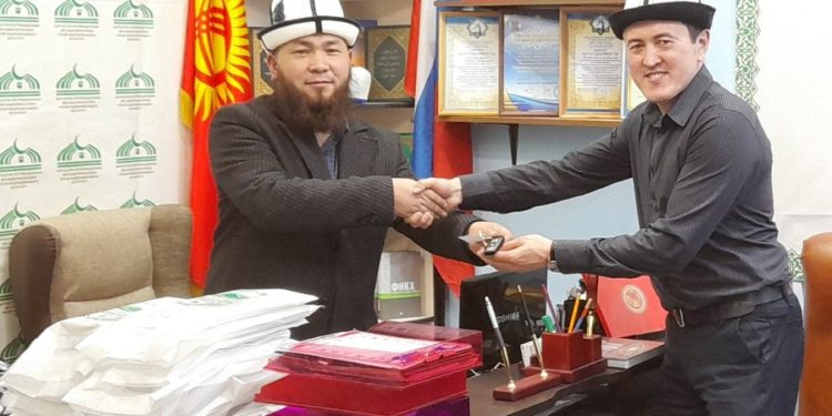 Москвадагы мекендештер муфтияттын Орусиядагы өкүлүнө унаа белек кылышты (сүрөт)