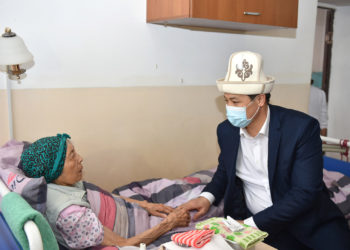 «Сиздер жалгыз эмессиздер» деген Улукбек Марипов карылар үйүнө барды