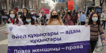«Байпагыңды өзүң жуу». 8-мартта Казакстанда дагы аялдардын укугу үчүн митинг өттү
