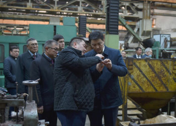 Өкмөт башчы Улукбек Марипов ок чыгарган заводдун иши менен таанышты (сүрөт)