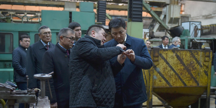 Өкмөт башчы Улукбек Марипов ок чыгарган заводдун иши менен таанышты (сүрөт)