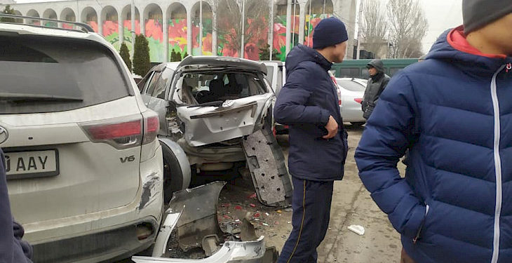 Бишкектин «Ала-Тоо» аянтында бир нече унаа кагышты (видео)