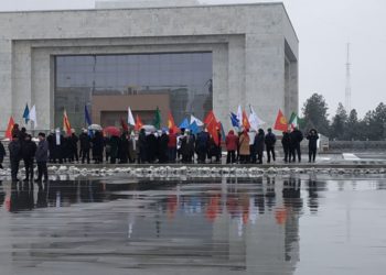 Бишкекте митингдерге каршы митинг өтүп жатат