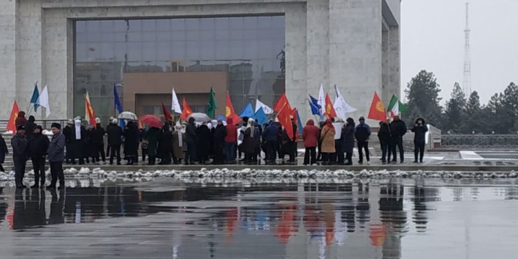 Бишкекте митингдерге каршы митинг өтүп жатат