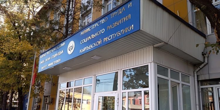 Эмгек жана социалдык өнүктүрүү министрлиги пандемия учурунда 15 миң сомдук майыптар коляскаларын 57 миң сомдон сатып алган