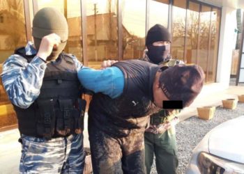 Жалал-Абадда тургундан опузалап 5 миң доллар талап кылган шектүү кармалды (видео)