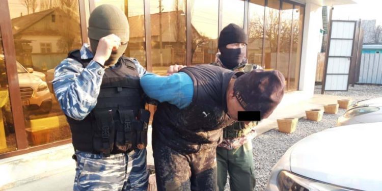 Жалал-Абадда тургундан опузалап 5 миң доллар талап кылган шектүү кармалды (видео)