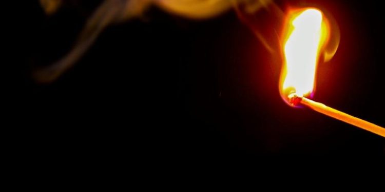 Көрүп калышкан. Өзбекстанда үйгө ууруга кирген аял 2 баланы өлтүрүп, өрттөп салды