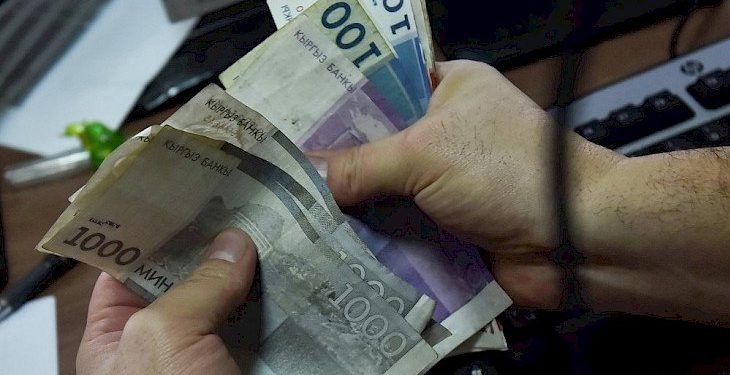 Бишкекте кызды коюп кете жаздаган милиция кызматкери 3 миң сом төлөйт