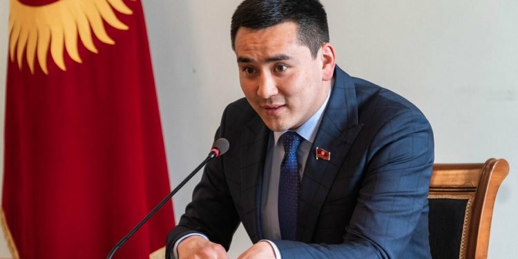 Бишкек шаардык кеңешинин төрагасы Жаныбек Абиров мандатын тапшырды
