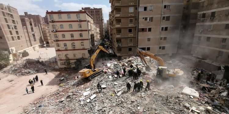 Каирде он кабаттуу үй кулап, 5 киши каза тапты