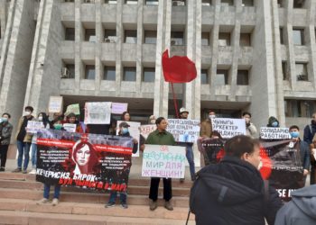 «Кызыл камчы сынсын». Бишкекте аялдарга карата зомбулукка каршы жөө жүрүш болуп өттү (сүрөт)