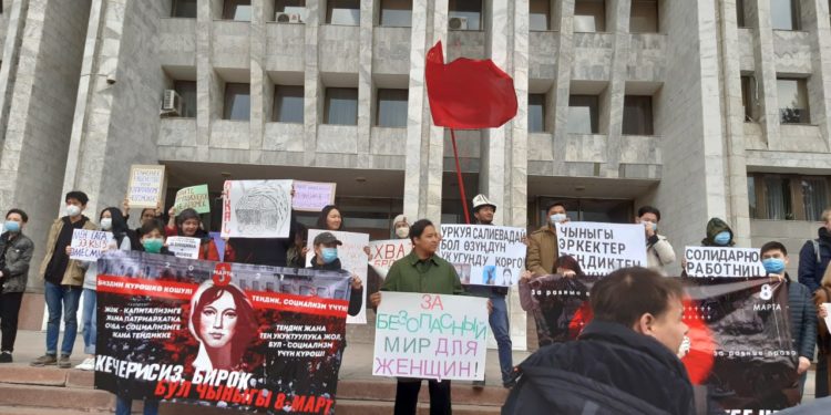 «Кызыл камчы сынсын». Бишкекте аялдарга карата зомбулукка каршы жөө жүрүш болуп өттү (сүрөт)