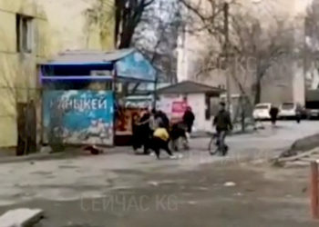 Бишкекте мектеп окуучулары мушташа кетишти (видео)