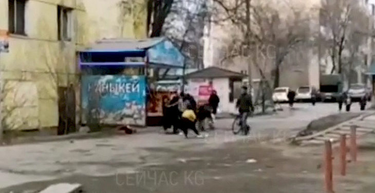 Бишкекте мектеп окуучулары мушташа кетишти (видео)