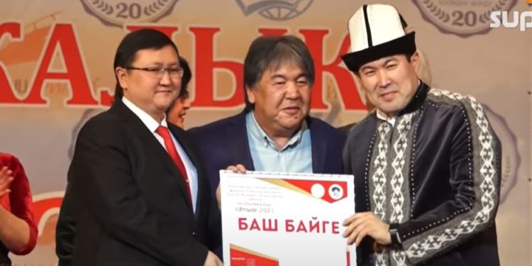 Республикалык айтышта баш байгени төкмө акын Идрис Айтибаев багындырды