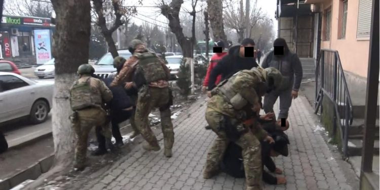 Ошто жеке ишкерден 28 миң доллар акча талап кылган 2 жаран кармалды. Сүрөт