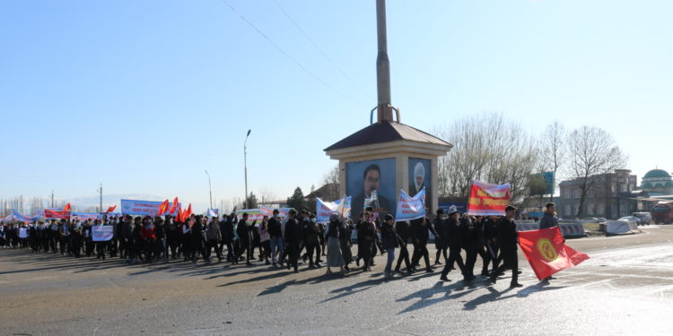 Сузакта зордук-зомбулукка каршы жөө жүрүш болуп өттү. Сүрөт