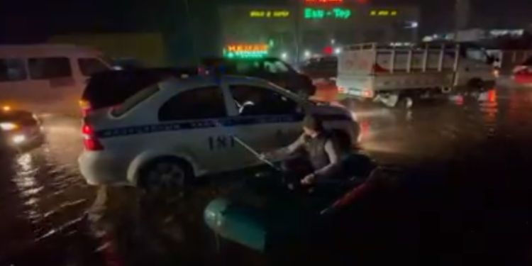 Жарандык активисттин Бишкектин суу каптаган көчөлөрүндө кайык менен жүргөнү талкууга түштү (видео)