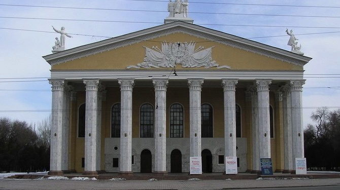 Спектакль алдындагы чыр. Уюштуруучулар муну чагым катары баалашты