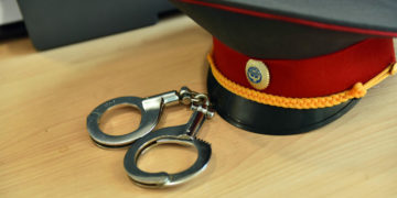 100 миң сом пара талап кылган милиция кызматкерлери кармалды