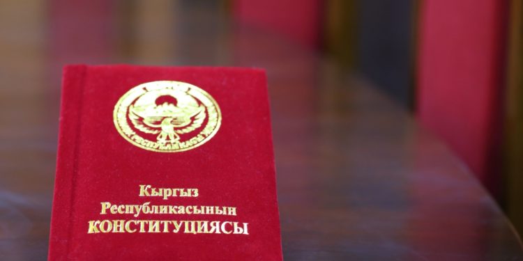 Парламент комитети Конституциянын жаңы долбоорун жактырды