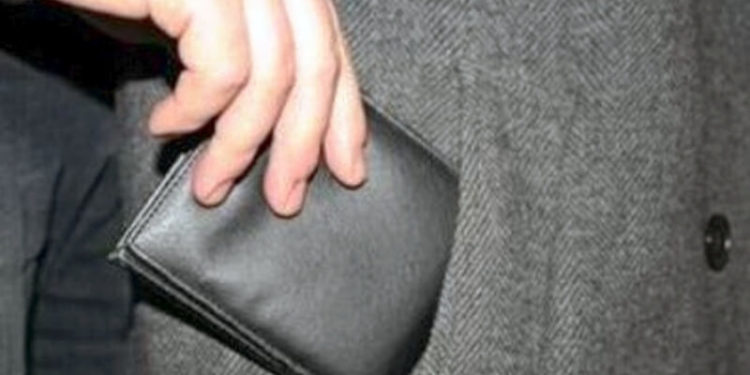 Мурда соттолгон Ош шаарынын тургундары маршруткаларда жүргүнчүлөрдү тоноп жүрүшкөн