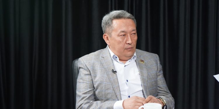 Алга Кылычов: «Жапаров менен Атамбаевди кайраштыруу аракети жүрүп жатат»