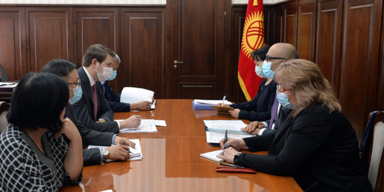 Дүйнөлүк банк өлкө мектептерине 25 миң компьютер алууга көмөктөшөт