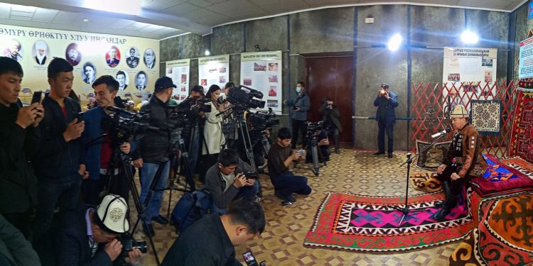 Дөөлөт Сыдыков Ошто 3 күн «Манас» айтат