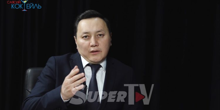 Жеңиш Молдокматов: «Ташиев темир тосмону ашып түшүп, алаасы айрылгандагысын бийликти басып алууга аракет десек болот»