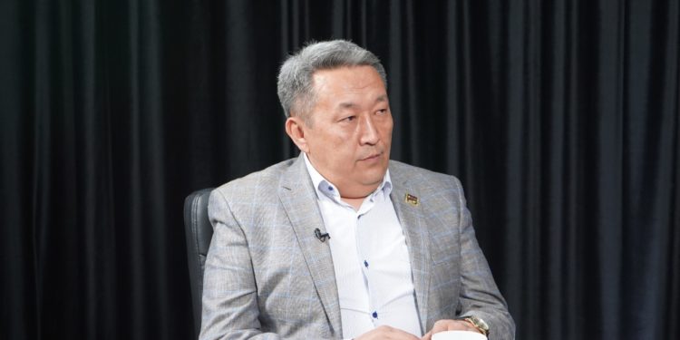 Алга Кылычов: «Жээнбековдор өлүмдөн да акча жасаган бетсиз болуп жатпайбы»