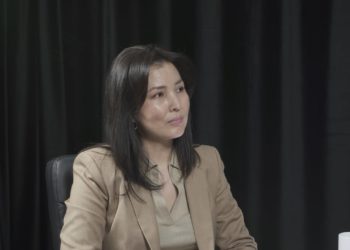 «Абдил экөөбүз таанышканда ал Акаевдин пресс-катчысы болчу». Айнура Сегизбаева үй-бүлөсү тууралуу айтып берди (сүрөт)