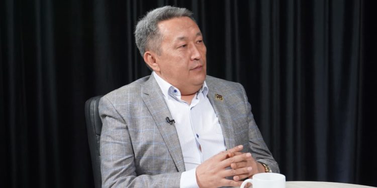 Алга Кылычов: «Жээнбековдор өлүмдөн да акча жасаган бетсиз болуп жатпайбы»