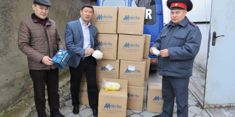 БУУ ИИМ кызматкерлерине жеке коргонуу каражаттарын тапшырды