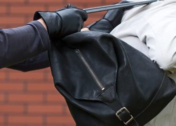 Бишкекте 48 миң сом салынган сумканы уурдоого шектүү кармалды