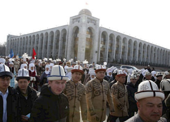 Бүгүн Бишкекте Ак калпак күнүнө карата улуттук кийимдер парады өттү (сүрөт)