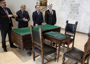 Тарыхый инсан Жусуп Абдрахмановдун иш столу Мамлекеттик тарых музейине өткөрүлүп берилди