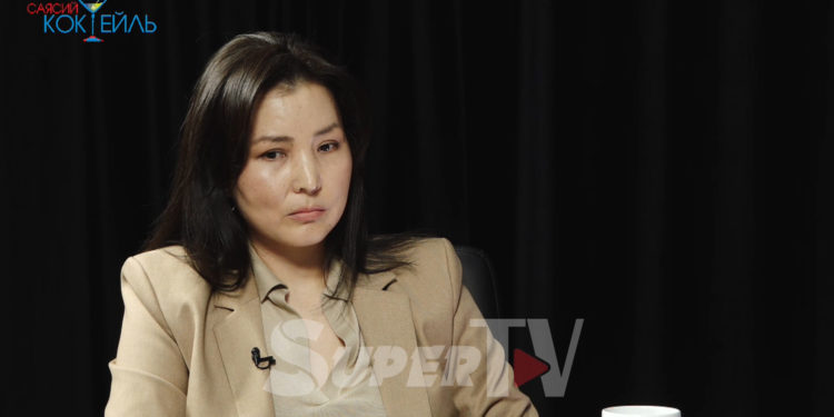 Айнура Сегизбаева: «Сооронбай Жээнбековдон ырайым сурап жүргөн кишиге кайрылбайм. Биздин тагдырды бир гана Кудай чечет»