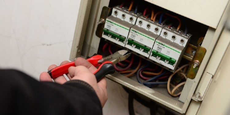 Электр энергиясы үчүн карызы бар 8 миңден ашуун абоненттин жарыгы өчүрүлөт