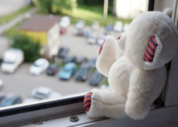 Бишкекте үйдүн 6-кабатынан 2 жашар кыз кулап түштү