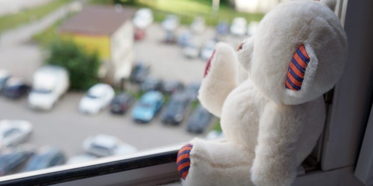 Бишкекте үйдүн 6-кабатынан 2 жашар кыз кулап түштү