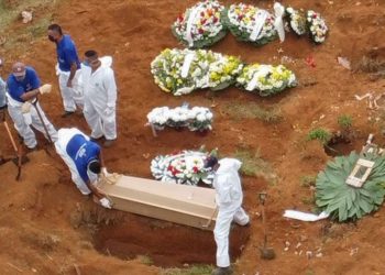 «Оору күч алды». Бразилияда акыркы суткада эле 80 миңге чукул адам коронавирус жугузуп, алардын 2 миңден ашыгы каза тапкан