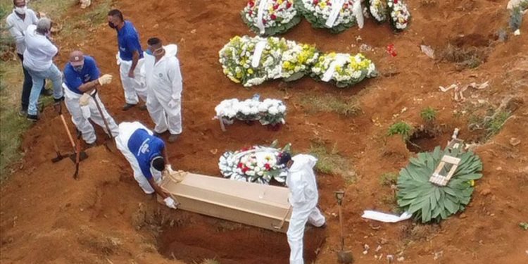 «Оору күч алды». Бразилияда акыркы суткада эле 80 миңге чукул адам коронавирус жугузуп, алардын 2 миңден ашыгы каза тапкан