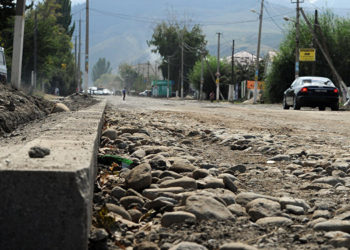 Караколдо тротуар курууга бөлүнгөн акчаны «жеп» коюшкан. Шектүүлөрдүн бири кармалды