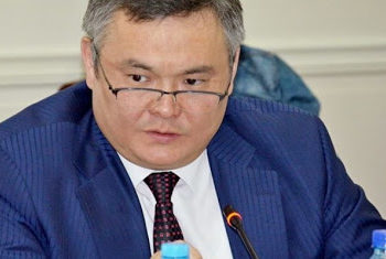 Депутат Марат Аманкулов УКМКда сурак берип жатат