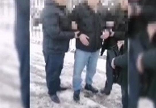 Айып пул маселесин чечип берүү үчүн акча алып жаткан жеринен Базар-Коргон райондук электр тармагынын юристи кармалды